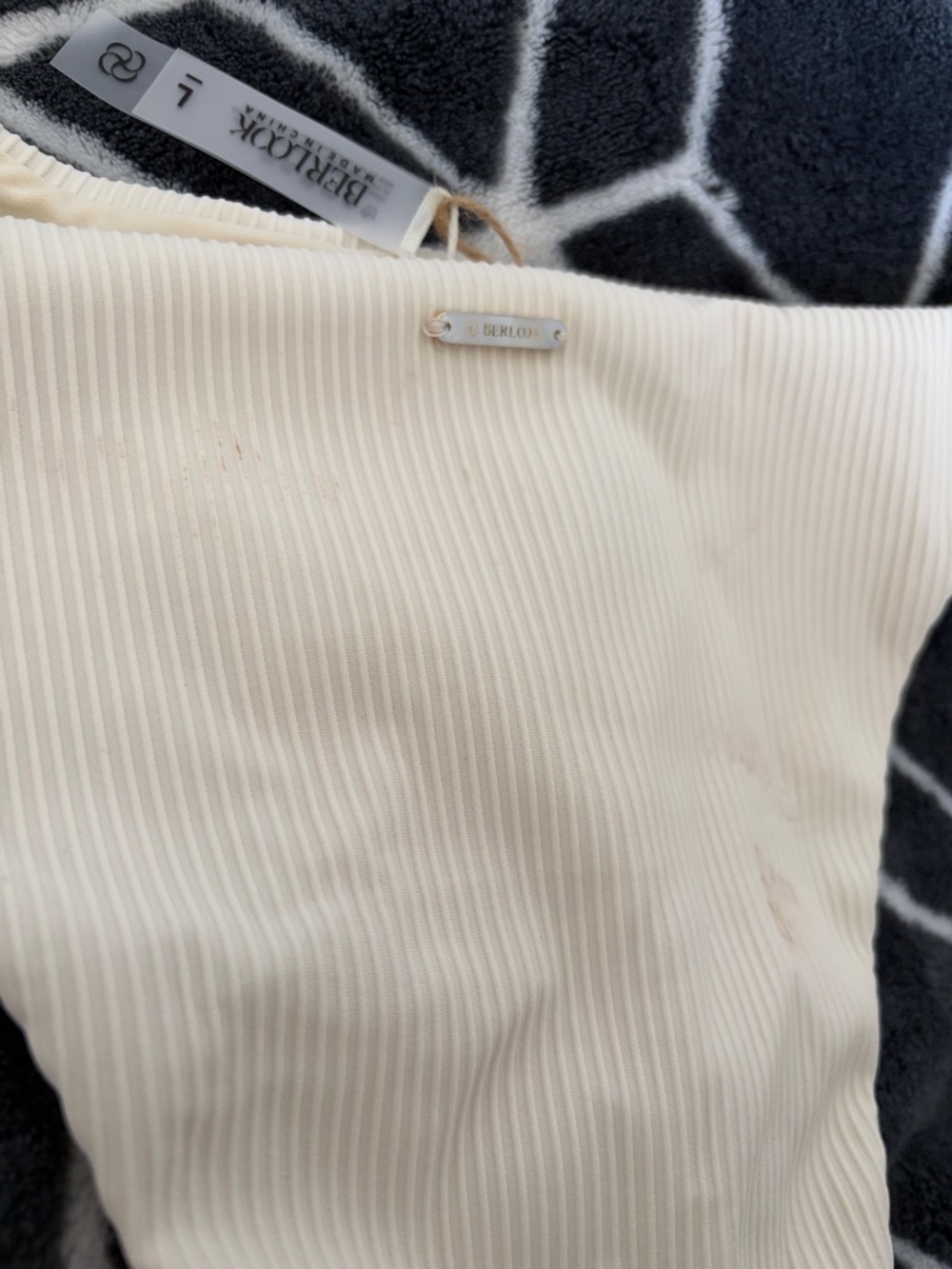 BERLOOK Off White Gold Shell Bikini - Picture 14 of 15